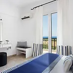 Iris Hotel 3*