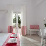 Iris Hotel 3*