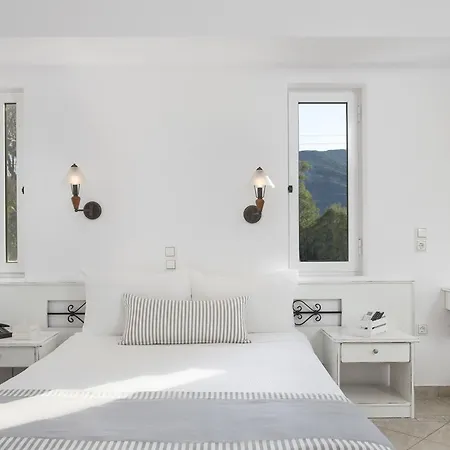 Iris Hotel 3*