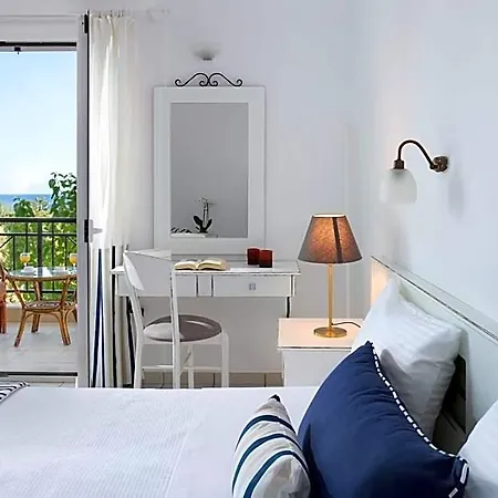 Iris Hotel 3*