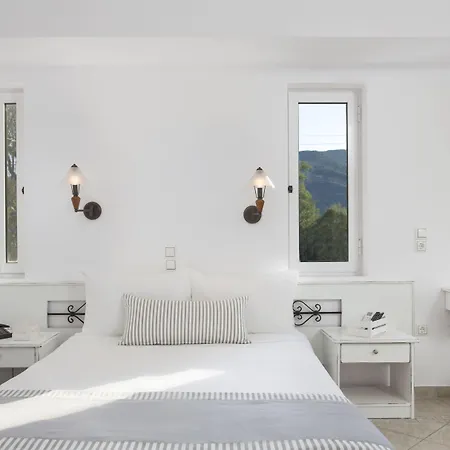 Iris Hotel 3*